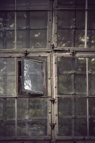 Βρώμικο παλαιό παράθυρο — Φωτογραφία Αρχείου