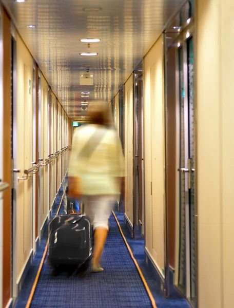 Frau mit Koffer im Hotel — Stockfoto