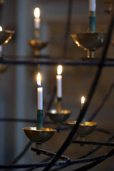 Queimar velas na igreja — Fotografia de Stock