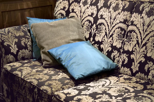Коричневый и бежевый винтажный диван — стоковое фото