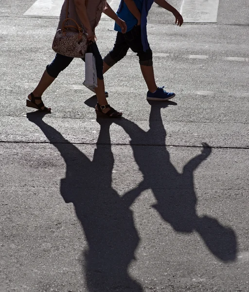 Duas pessoas cruzando rua — Fotografia de Stock