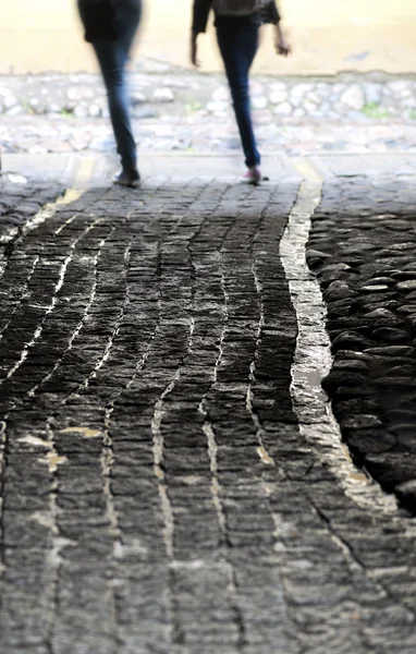 Narrow street with wet cobblestones — Stock Photo, Image