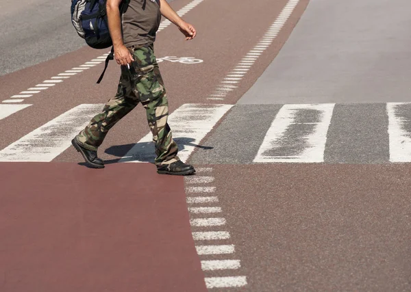 Человек переходит улицу — стоковое фото
