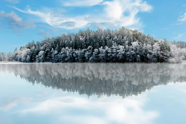 Colina de inverno refletida na água — Fotografia de Stock