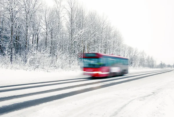 Télen piros busz — Stock Fotó