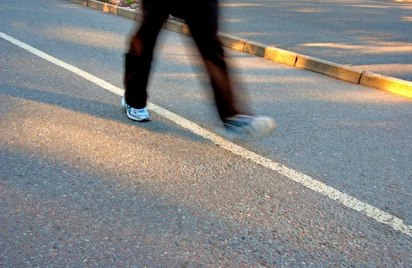 Yürüyen adam — Stok fotoğraf