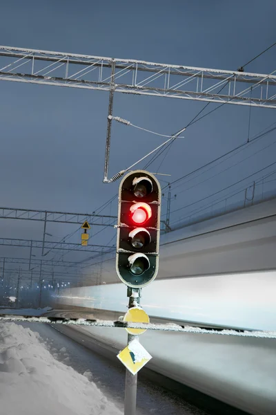 Tren y señal roja en el cruce ferroviario — Foto de Stock