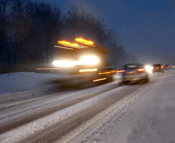 Kış akşam trafik — Stok fotoğraf