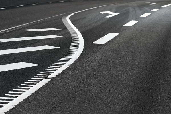 Estrada de asfalto com seta sinal — Fotografia de Stock