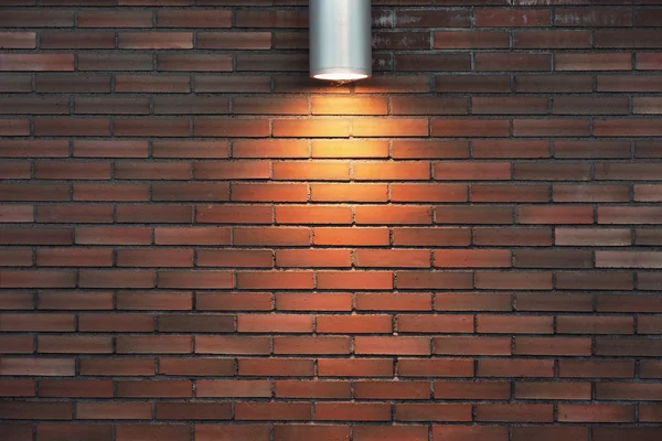 Освещённая кирпичная стена — стоковое фото