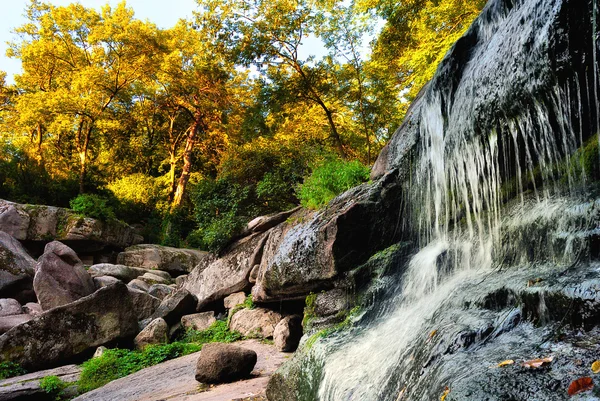 瀑布之间的岩石和秋天的树木 — 图库照片