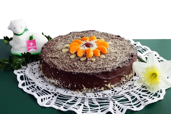 起司蛋糕与巧克力盖和复活节的羔羊 — 图库照片