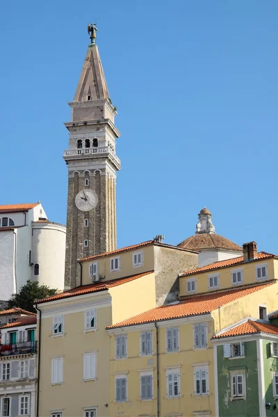 Je St.euphemie kostel s hightower v chorvatské Rovinji — Stock fotografie