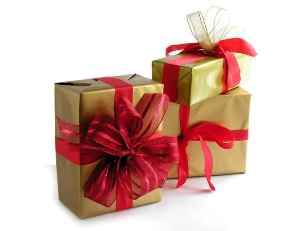 Tradycyjne dary Bożego Narodzenia w złoty papier i wstążki czerwone — Zdjęcie stockowe