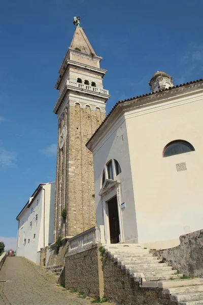 Hırvat Rovinj yüksek kule ile antik st.euphemie Kilisesi — Stok fotoğraf