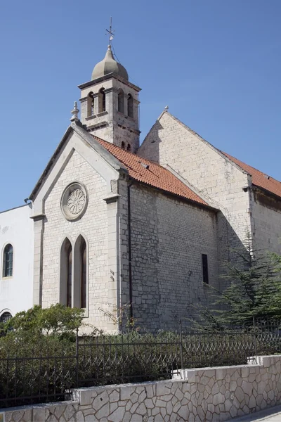 Каменная старая церковь в Шибенике — стоковое фото
