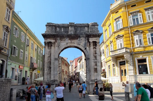Ancient roman Arch in Pula center in Slovenia — Stock Photo, Image