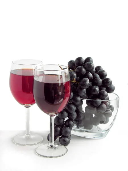 Červené víno a černé hrozny — Stock fotografie