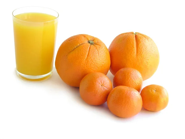 Apelsiner, mandariner och juice — Stockfoto