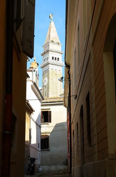 Enge Straße und Turm der Kirche St. Euphmie in Rovinj — Stockfoto