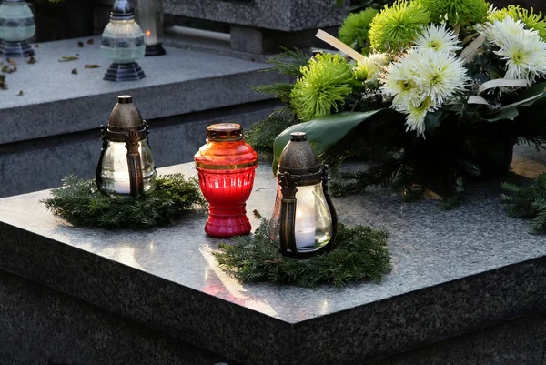 Украшенная гробница с горящими свечами и цветами — стоковое фото