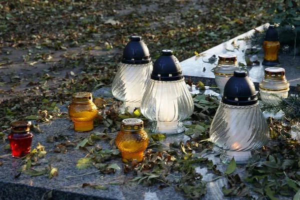Гробница с вечно горящими свечами на кладбище — стоковое фото