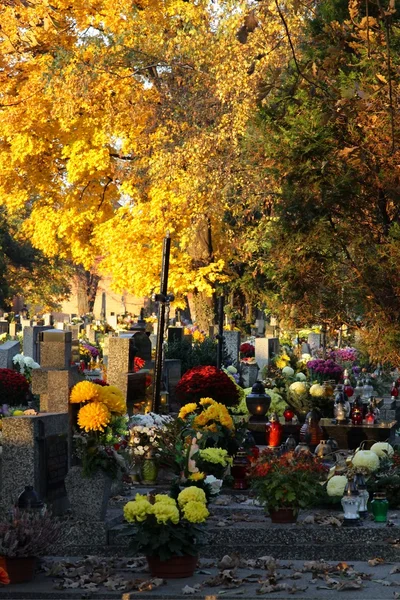 Cemitério com túmulos decorados no outono — Fotografia de Stock