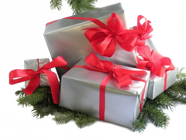 Karácsonyi ajándékok-ezüst papír, vörös szalagok — Stock Fotó