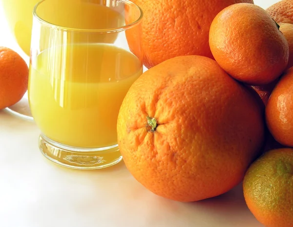 Zitrusfrüchte und Orangensaft — Stockfoto
