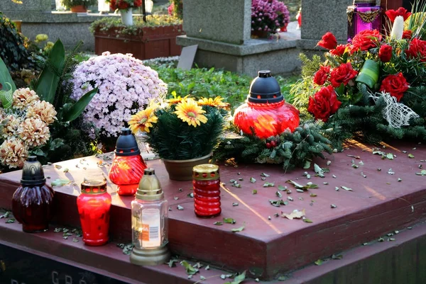 Blommor och ljus candels på MC i kyrkogård — Stockfoto