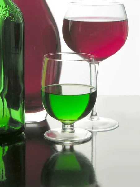 ガラスの conteneurs の赤と緑の飲み物の静物 — ストック写真