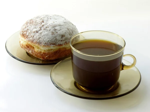 Šálek černé kávy a chutný dort s cukrem — Stock fotografie