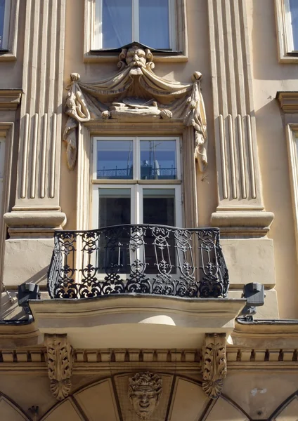 Ventana y fachada ornamental de la casa en el centro de Cracovia — Foto de Stock