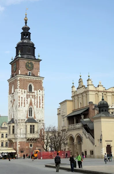 Wieża krakowskiego ratusza i Sukiennice — Zdjęcie stockowe