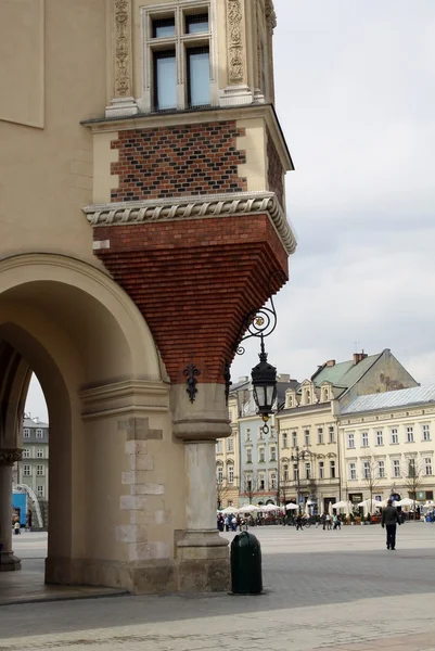 Bonita lámpara de calle y vista en la Plaza del Mercado en Cracovia —  Fotos de Stock