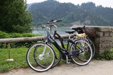 yol üzerinde yakın göl turistik bisikletler