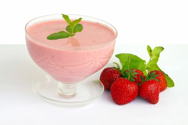 おいしいデザートとして joghurt とイチゴ — ストック写真
