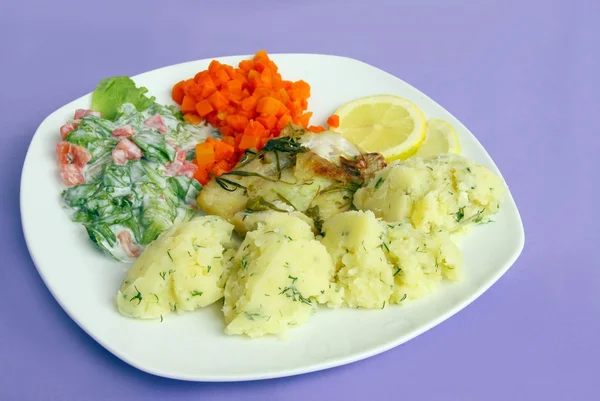 Filete de pescado al horno con verduras para la cena o el almuerzo —  Fotos de Stock