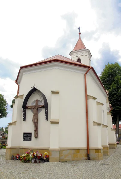 Capilla católica cementerio con cruz milagrosa en Jaslo — Foto de Stock