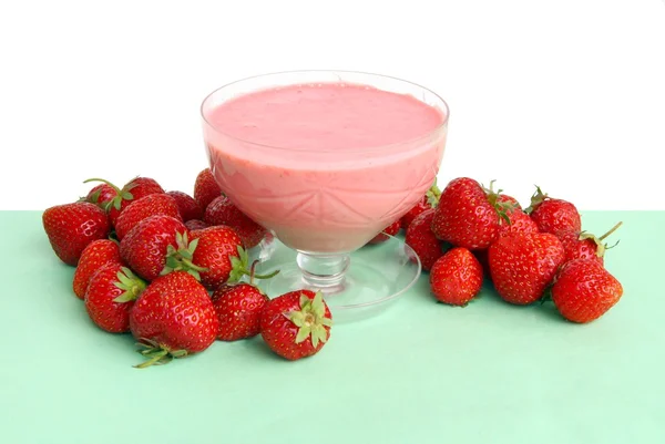 Erdbeeren und Joghurt als leckeres, gesundes Dessert — Stockfoto
