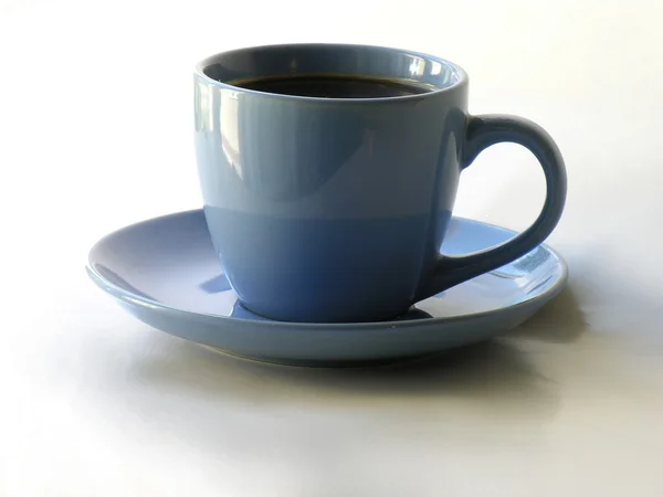 Negro, café caliente en taza de cerámica azul — Foto de Stock