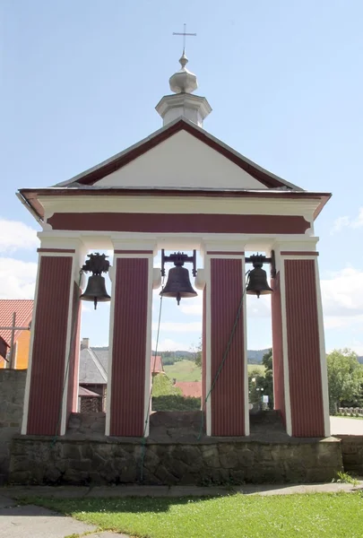 クルィニツァ近く tylicz の教会の鐘と古代の belfery — ストック写真