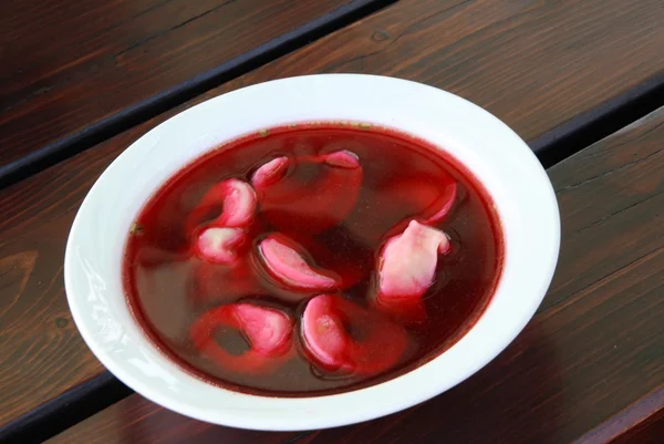 Суп из красной свеклы с лапшой в качестве вкусного ужина или обеда — стоковое фото