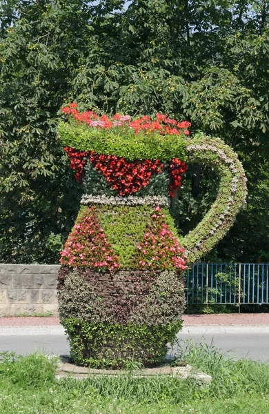クルィニツァ市街の装飾として花と花の観賞用 construktion — ストック写真