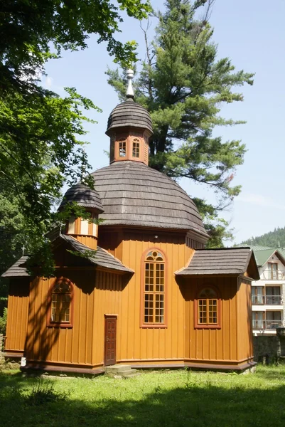Vecchia chiesa cattolica in legno nella località di Krynica — Foto Stock
