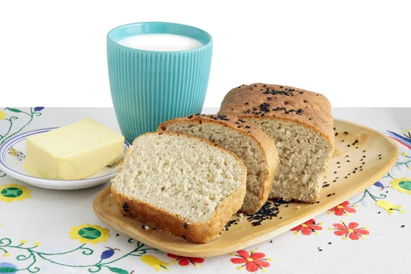 平野の伝統的な朝食のバターと牛乳パンします。 — ストック写真