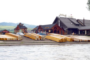 nehir Port üzerinde turistler için bekleyen dunajec tahta yüzer