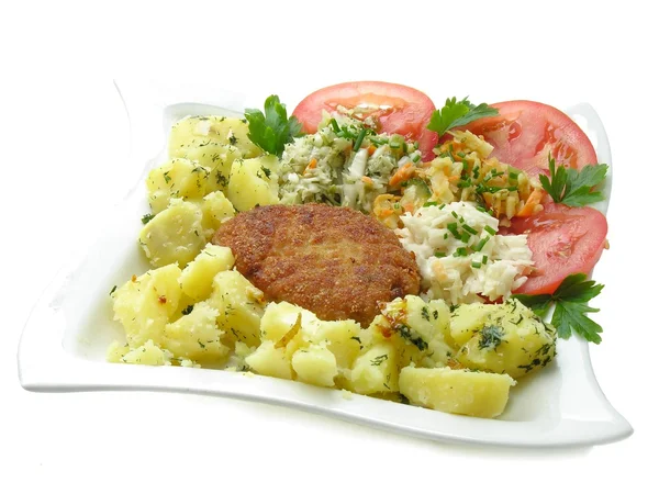 Chuleta frita con ensalada de patatas y verduras para la cena — Foto de Stock