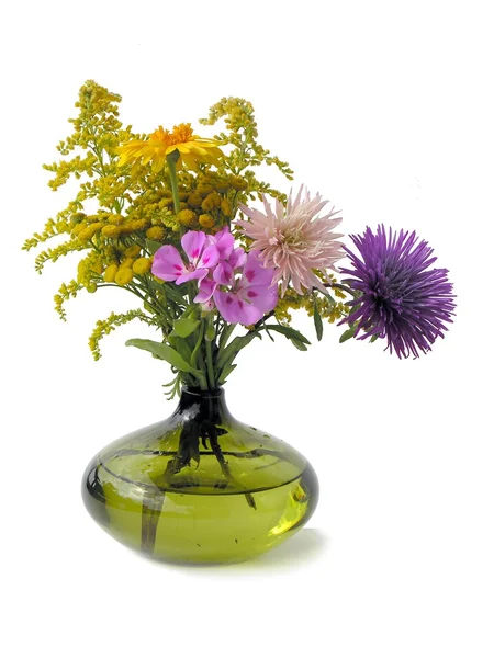 Mały bukiet jesienne kwiaty i zioła w zielony odpadu — Zdjęcie stockowe