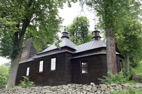 Antigua iglesia ortodoxa de madera en Leluchow cerca de Krynica — Foto de Stock